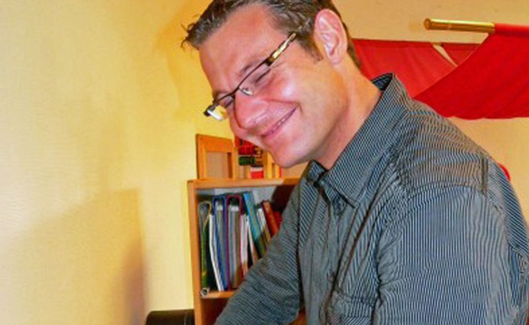 Papa bastelt in der Kita Silvester in Erle für St. Martin Laternen