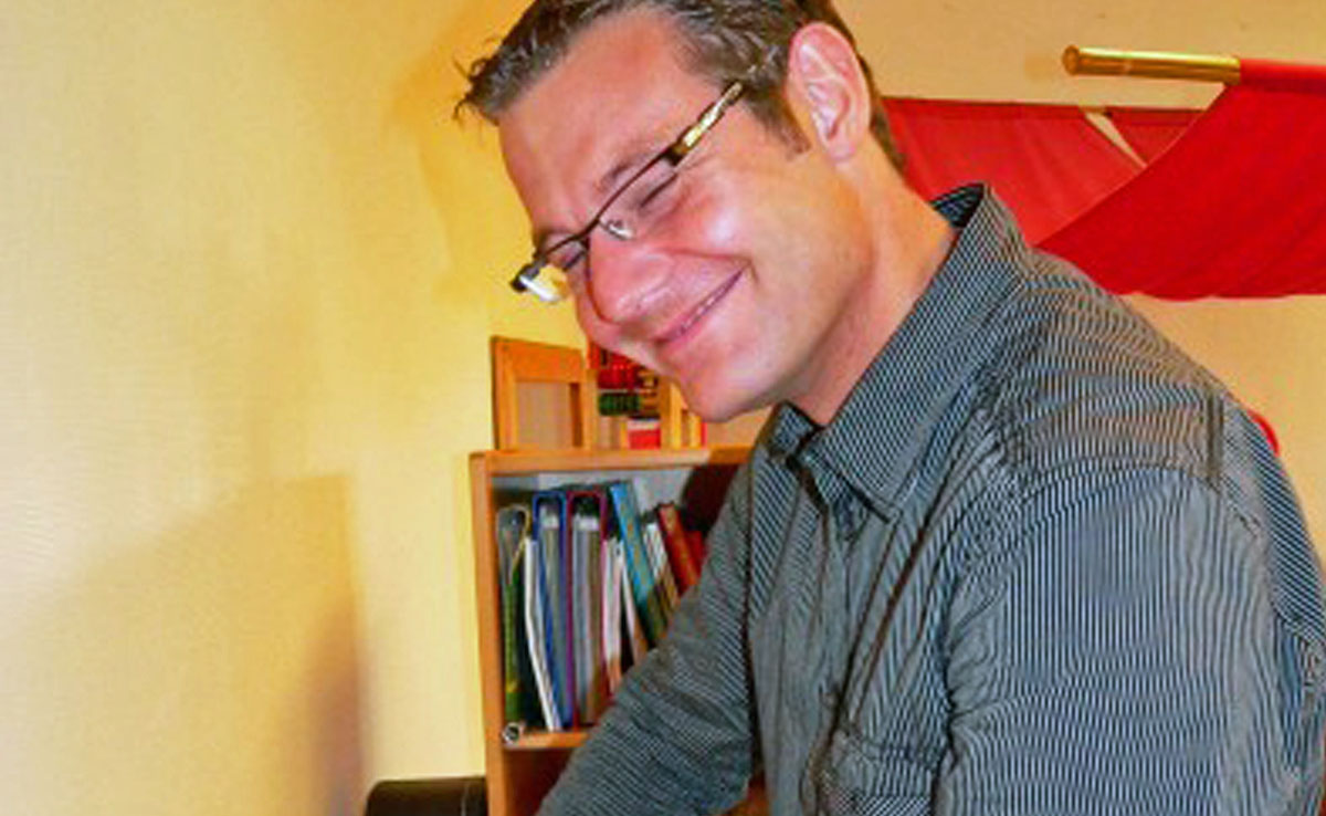 Papa bastelt in der Kita Silvester in Erle für St. Martin Laternen