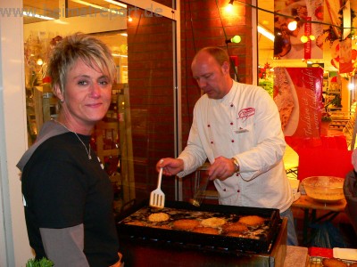 Heißes und knuspriges vor dem Edeka Beyer in Erle