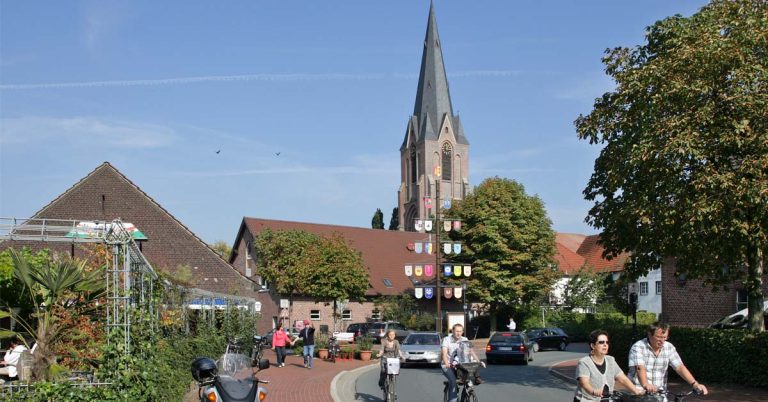 Ständebaum in Erle als Ausflugsziel und Tradition in Raesfeld mit Zunftschildern im Ortskern