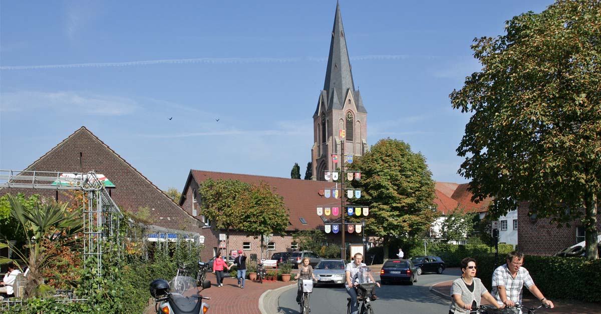 Ständebaum in Erle als Ausflugsziel und Tradition in Raesfeld mit Zunftschildern im Ortskern