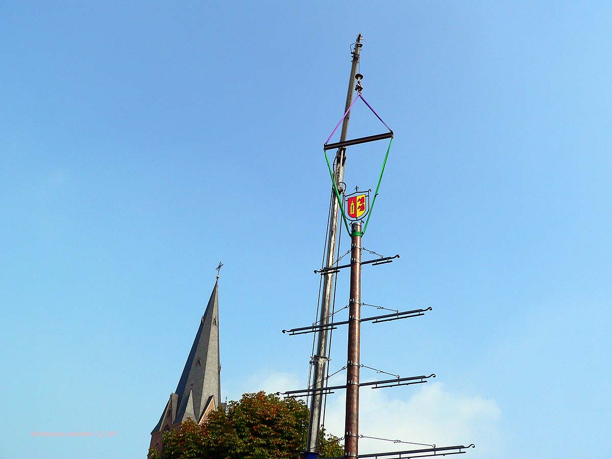Im Schatten der Erler St. Silvester-Kirche steht nun der neue Ständebaum.