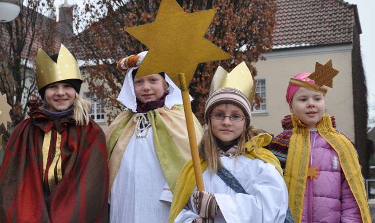 Die Heiligen Drei Könige – Volksfrommes Brauchtum –  Erler Kinder folgten heute diesem Brauch