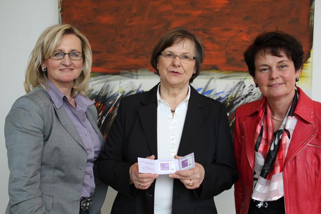Eine lila Briefmarke für die Ex-Ministerin