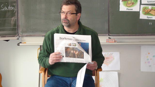 Zeitung in der Silvesterschule Erle mit Edgar Rabe