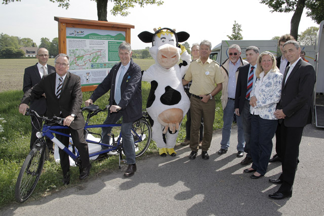 Bürgermeister Ernst Christoph Grüter per Pedes auf dem 1. Milchweg in Schermbeck