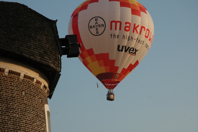 Heißluftballon trifft auf Turmwindmühle in Erle