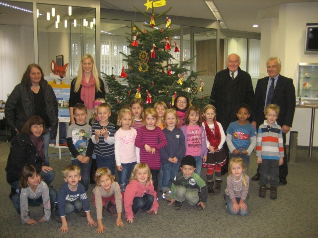 Weihnachtsbaum schmücken in der Volksbank Erle