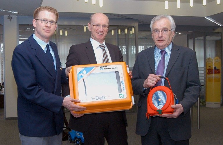 Volksbank Erle installiert mobilen Defibrillator