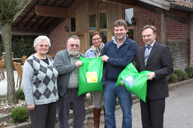 Landrat Dr. Kai Zwicker gratuliert Deutschlands wildfreundlichstem Landwirt
