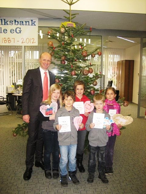 Auslosung der selbstgebastelten Herzen von der Silvestergrundschule