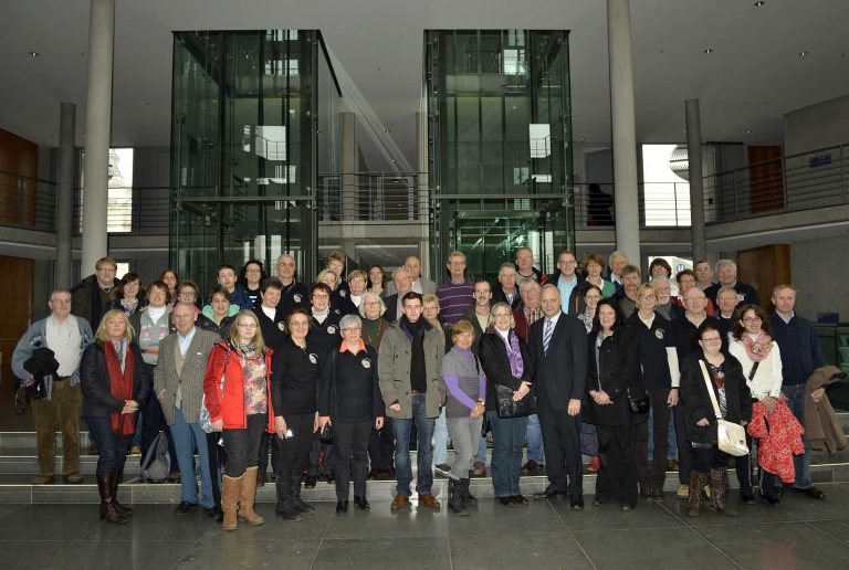 Ehrenamtliche aus dem Kreis Borken steigen  dem Bundestag aufs Dach