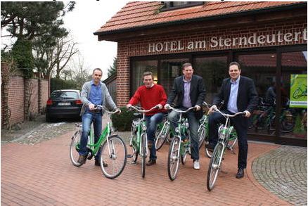 Mobilität in apfelgrün – Hotel am Sterndeuterturm eröffnet Fahrrad-Verleihstation für NiederrheinRaesfeld