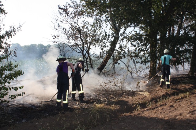 Vollarlam  für die Feuerwehr SchermbeckBrandeinsatz Bodenfeuer/brennende Strohpresse in Schermbeck