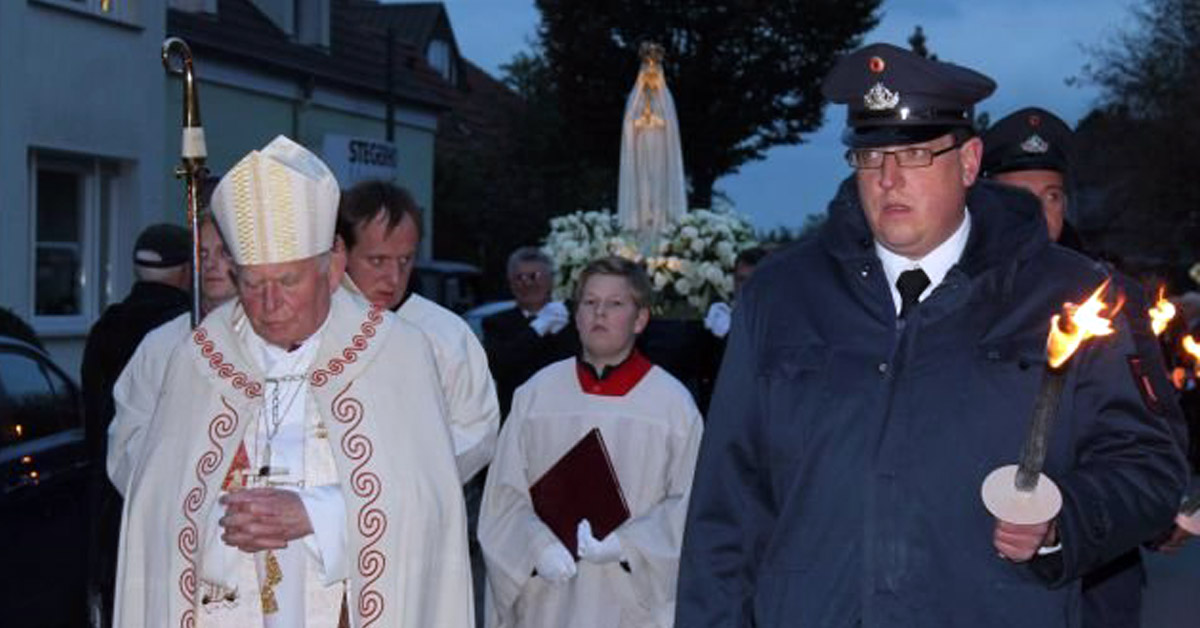 Prozession in Erle mit der Fatima-Pilger-Madonna und Gläubigen der Eucharistischen Anbetung
