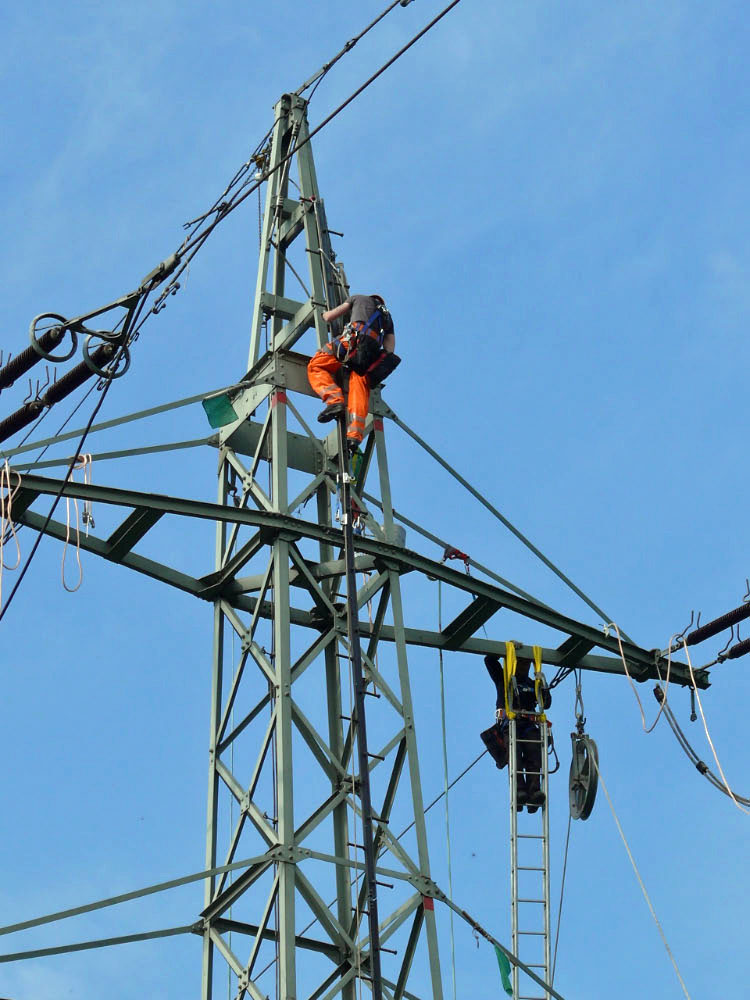 Arbeiten in luftiger Höhe beim Abbau der alten Strommasten in Raesfeld.