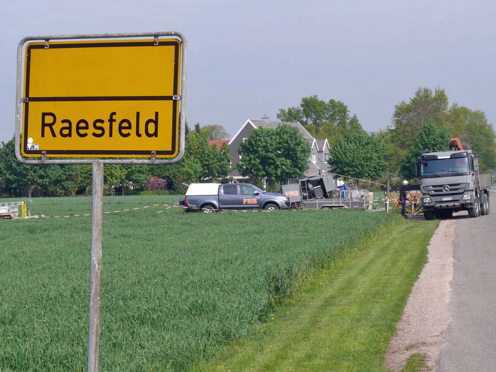 Arbeiter beim Rückbau alter Strommasten im Bereich Raesfeld für die neue 380-kV-Leitung.