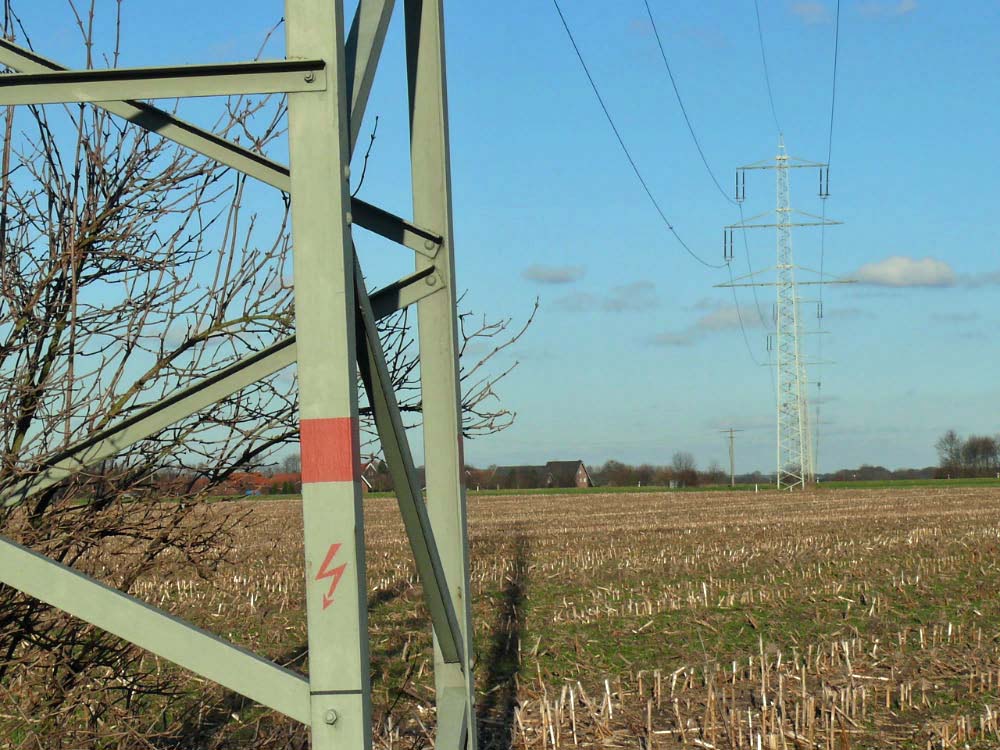 Rückbau der Strommasten an der K50 in Raesfeld für die neue 380-kV-Leitung Niederrhein.