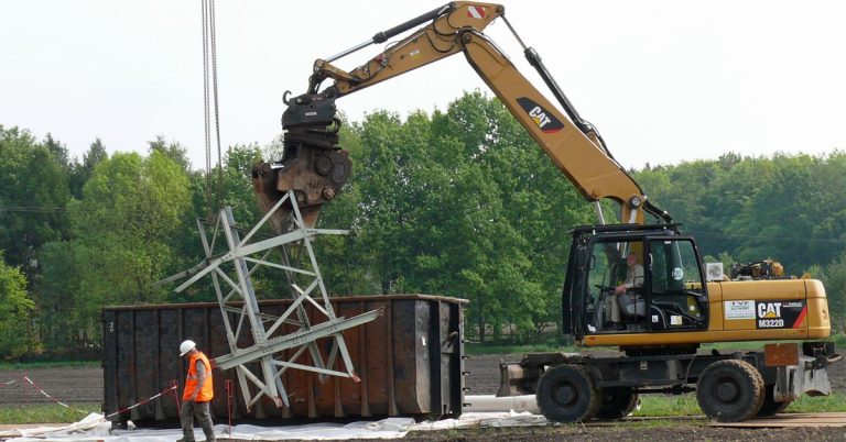 Rückbau der Strommasten an der K50 in Raesfeld beginnt