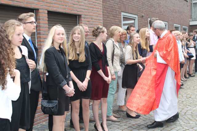 Pastor Michael Kenkel gratulierte die Firmlinge persönlich nach dem Festgottesdienst