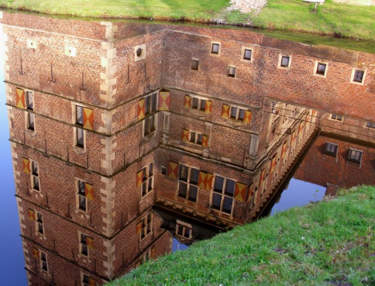 Johannisingen vor dem Museum am Schloss