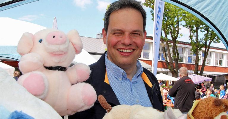 Andreas Grotendorst feiert mit den Schülern der Sebastianschule in Raesfeld Jubiläum