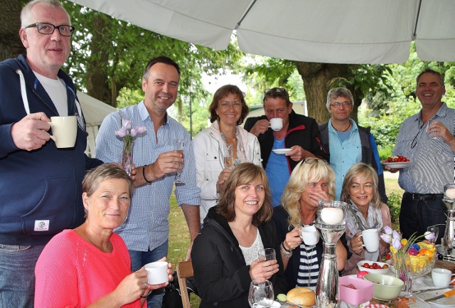Frühstücken in dem Zeltdorf unter den Kastanien