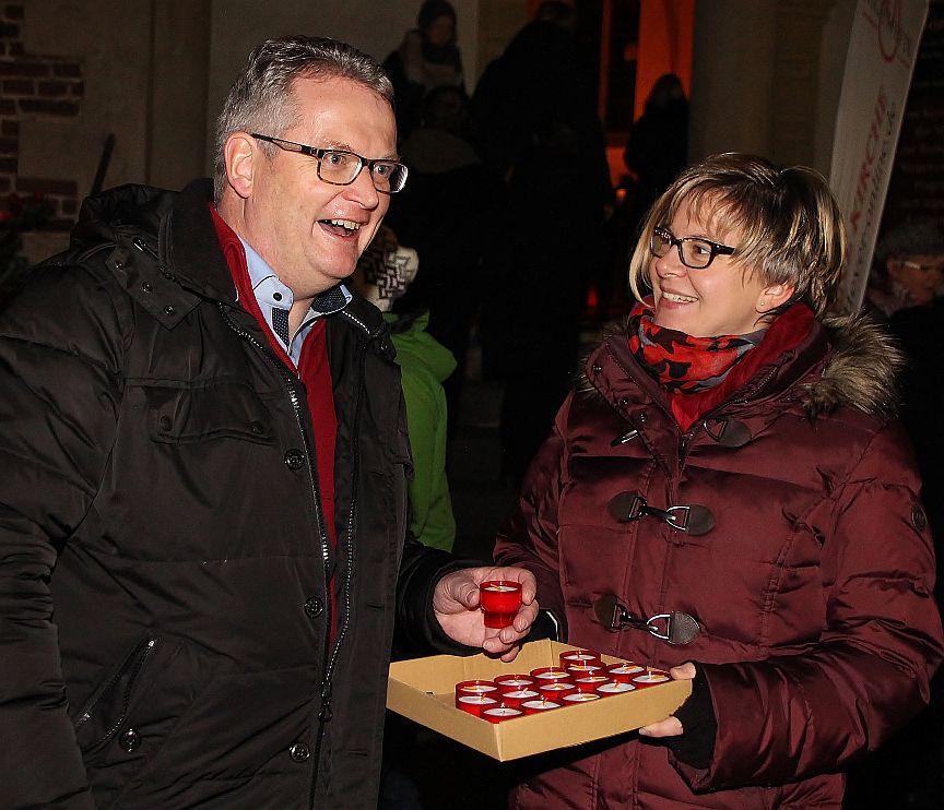 Erlerin Nicole Pass verschenkte Teelichte vor der Schlosskapelle, die unter anderem auch der 1. Beigeordneteten der Gemeinde Raesfeld Martin Tesing sehr gerne annahm.