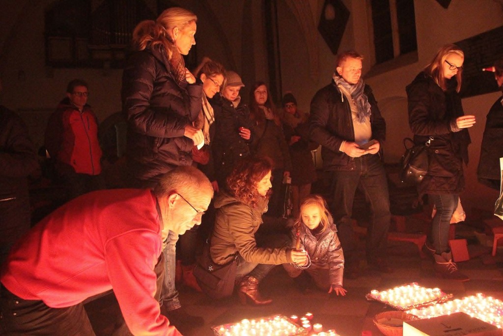 8000 Teelichter kaufte Pastor Michael Kenkel (1. v. l.), um diese an die Besucher des Adeventsmarktes für sein "Night Fever spezial" zu verschenken.