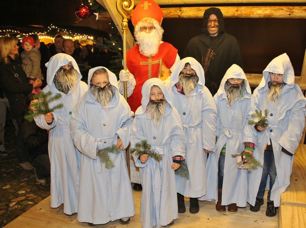 Deer Nikolaus und seine Zwerge sowie Knecht ruprecht besuchten den Adventsmarkt am Schloss Raesfeld.