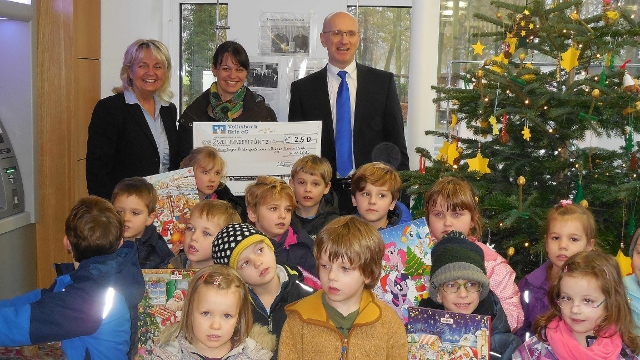 Kinder sorgen für Weihnachtsstimmung in den Volksbanken