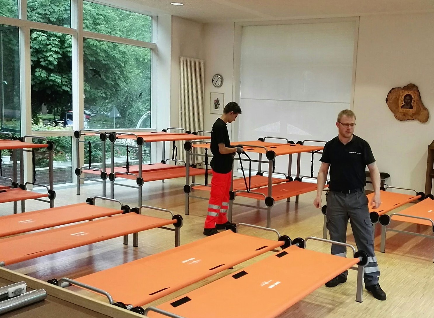 DRK Helfer aus Raesfeld bauten eine Notunterkunft in Hamminkeln auf.