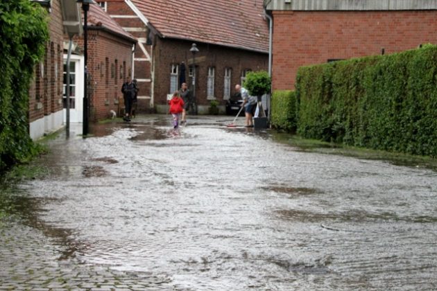 &Uuml;berschwemmung nach Unwetter Schloss Raesfeld und Freiheit