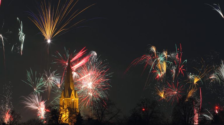 Silvesterfeuerwerk an der St. Silvesterkirche in Erle