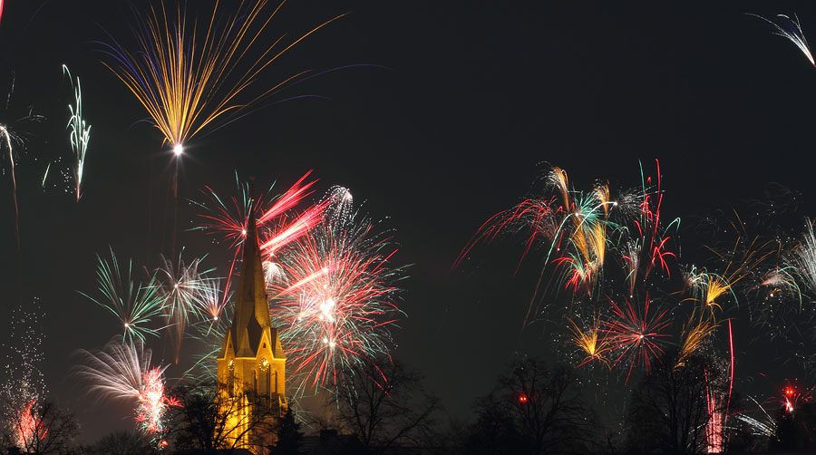 Silvesterfeuerwerk an der St. Silvesterkirche in Erle