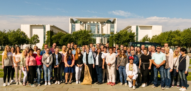 http://heimatreport.de/wp-content/uploads/2017/08/PM-34-Foto-Besuchergruppe-BPA-Juli-2017-640x306.jpg