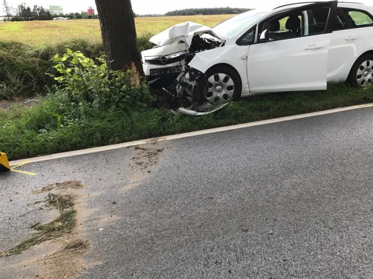Beifahrerin lebensgefährlich verletzt