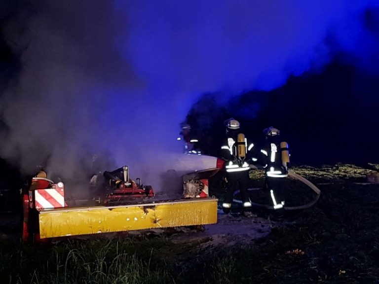 Schlepper stand in Flammen