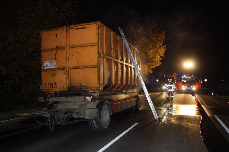 Feuerwehreinsatz: LKW-Anhänger Brand auf der B224