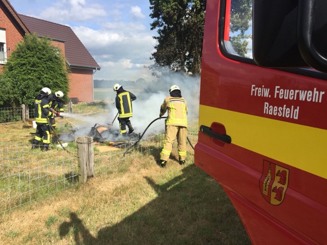 Feuer auf einer Wiese in Erle