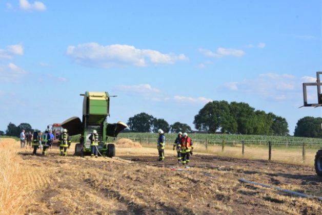 Strohballenpresse fing in Erle Feuer_Feuerwehr Raesfeld