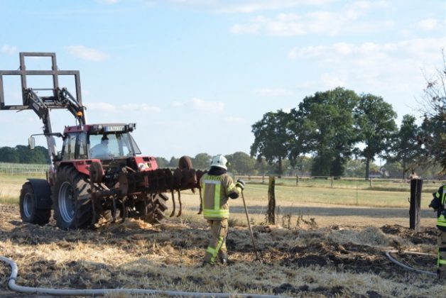 Strohballenpresse fing in Erle Feuer_Feuerwehr Raesfeld