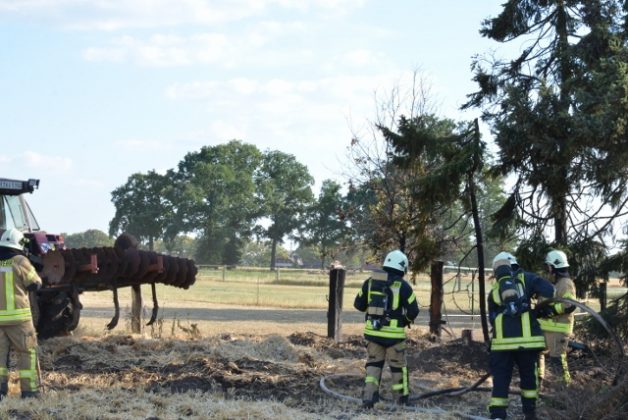 Strohballenpresse fing in Erle Feuer_Feuerwehr Raesfeld