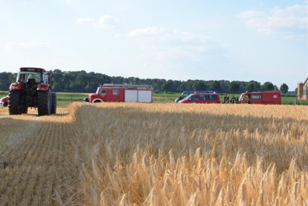 Strohballenpresse fing in Erle Feuer_Feuerwehr Raesfeld