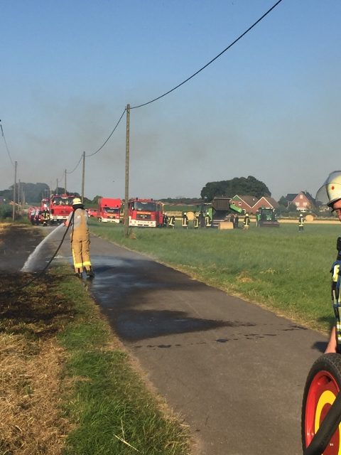 Stoppelfeld in Raesfeld brennt