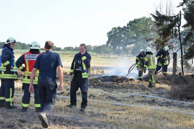 Strohballenpresse fing in Erle Feuer_Feuerwehr Raesfeld