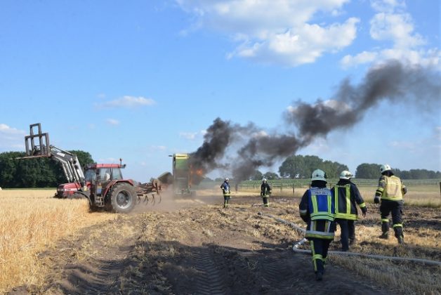 Strohballenpresse fing in Erle Feuer_Feuerwehr Raesfeld