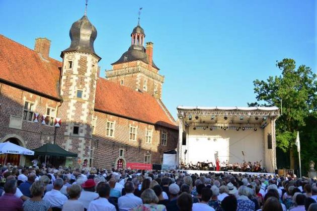 Ute Lemper bei Musiklandschaft Westfalen am Schloss Raesfeld.