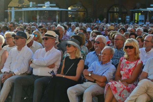 Ute Lemper bei Musiklandschaft Westfalen am Schloss Raesfeld.