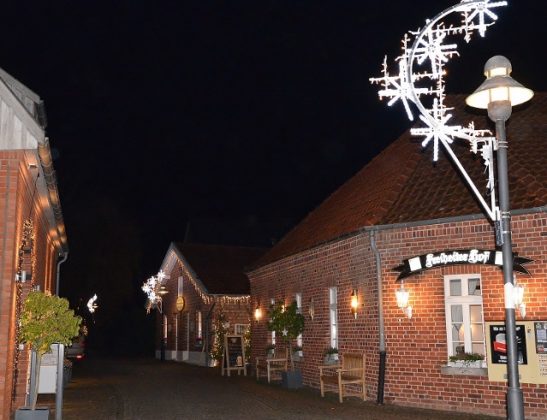 Der Weihnachtsmarkt steht vor der T&uuml;r und auch wir bereiten unseren sch&ouml;nen Biergarten und den Innenhof f&uuml;r Sie weihnachtlich vor. Lassen Sie sich &uuml;berraschen und kommen Sie mit einem hei&szlig;en Gl&uuml;hwein mit unserem Team ins Gespr&auml;ch. F&uuml;r Sitzpl&auml;tze in toller Atmosph&auml;re und Kaminw&auml;rme, bitten wir um Reservierung.